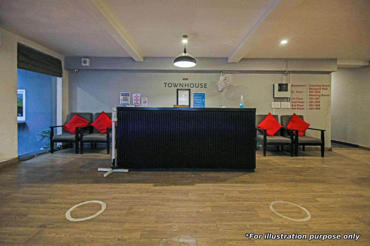 Townhouse Oak Paras Inn Hotel